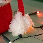 detail pompoen aan muts kerstgnome