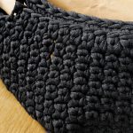 close up van steek waarmee papiermand is gemaakt