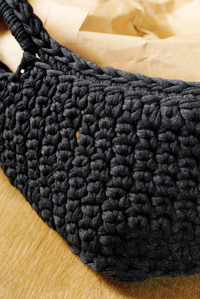 close up van steek waarmee papiermand is gemaakt