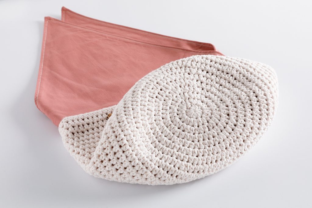 detail van tas met stoffen flappen
