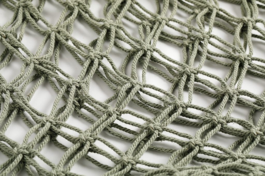 Macramé geknoopt tasje voor afvalscheiden