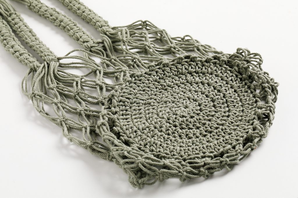 macramé tasje met gehaakte bodem